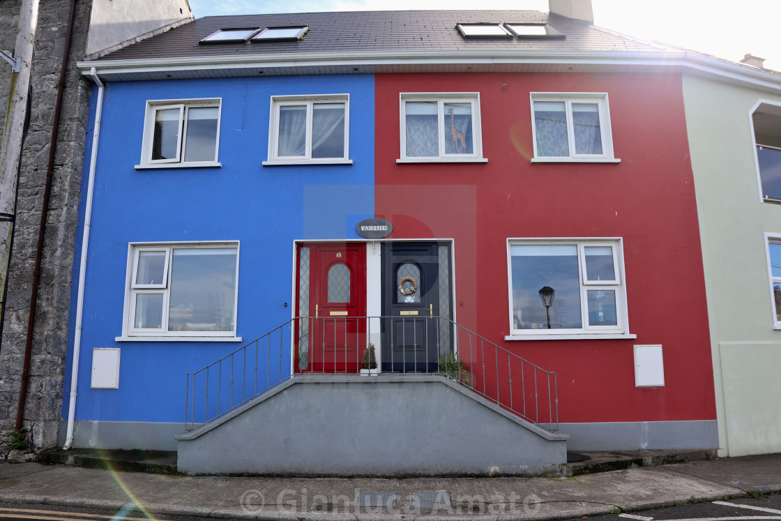 "Kinvara – Casa bicolore sul porticciolo" stock image