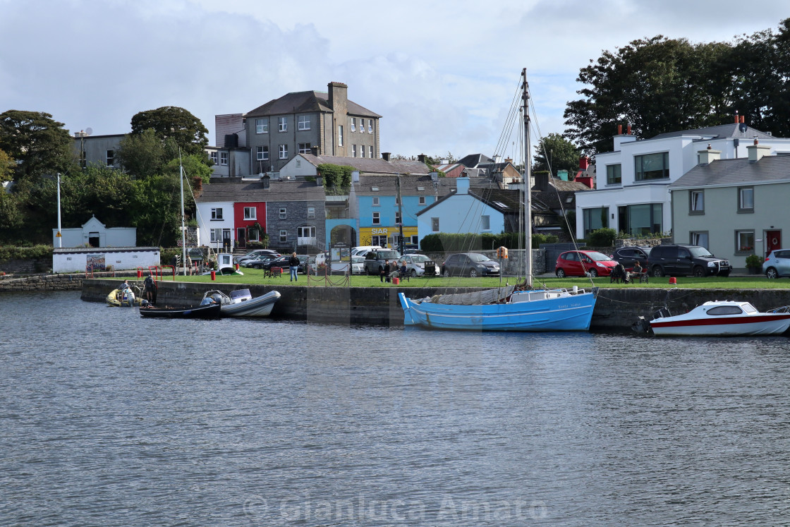 "Kinvara – Scorcio del borgo dal molo" stock image