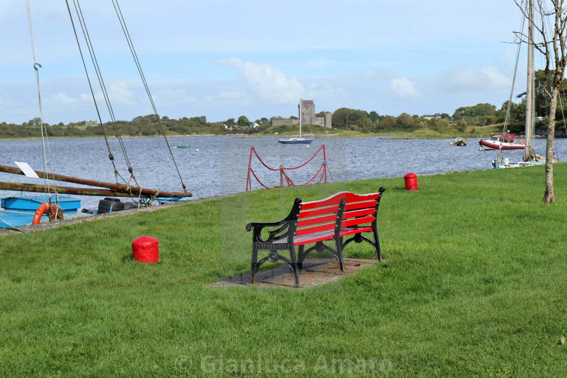 "Kinvara – Panchina rossa sul porticciolo" stock image