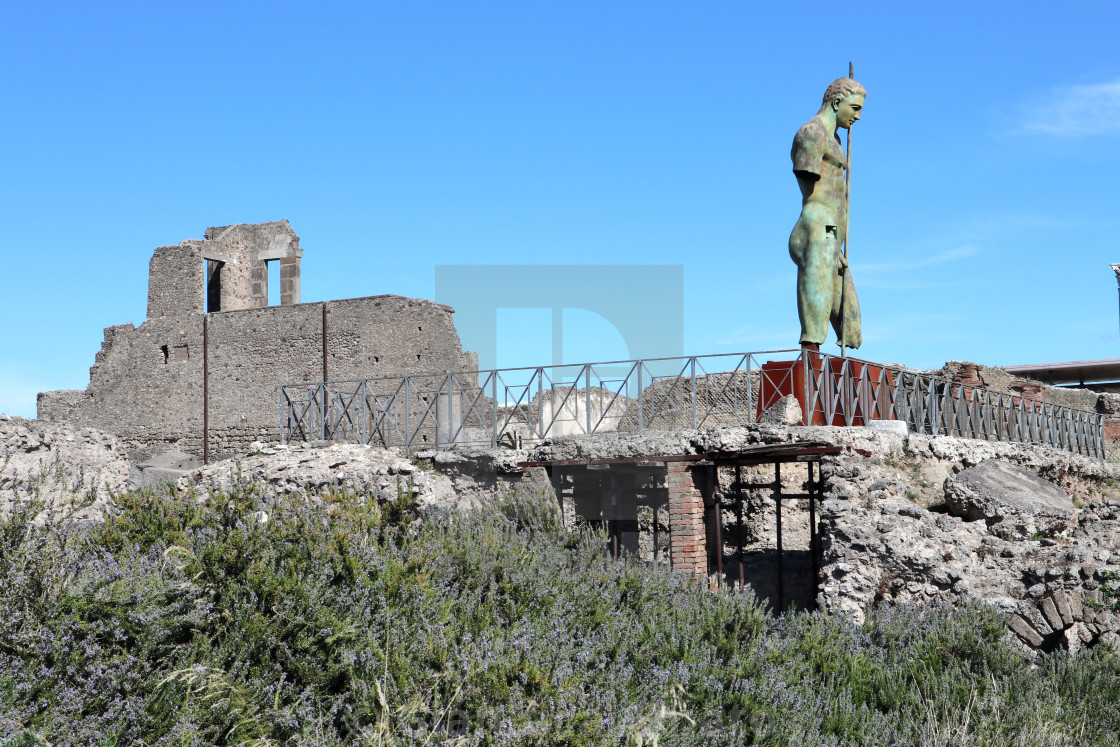 "Pompei - Statua di Dedalo al Tempio di Venere dello scultore polacco Igor Mitoraj" stock image