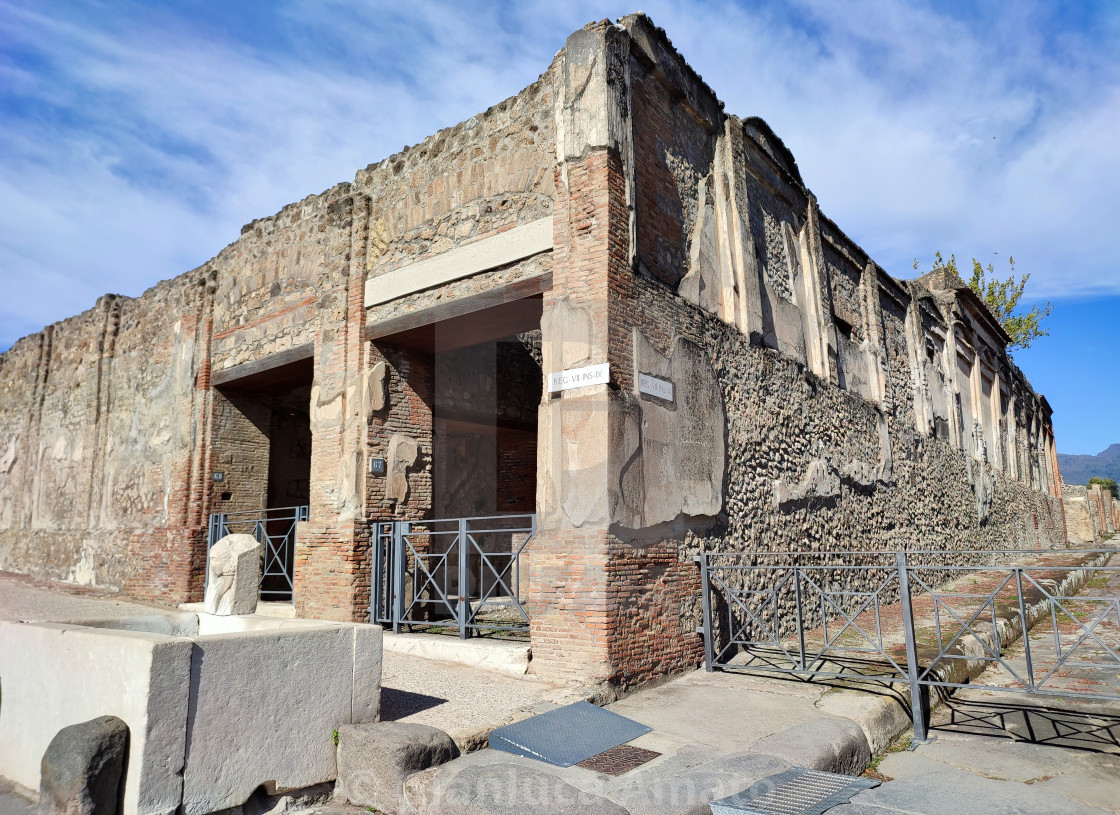 "Pompei - Entrata dell'edificio di Eumachia su Via dell'Abbondanza" stock image