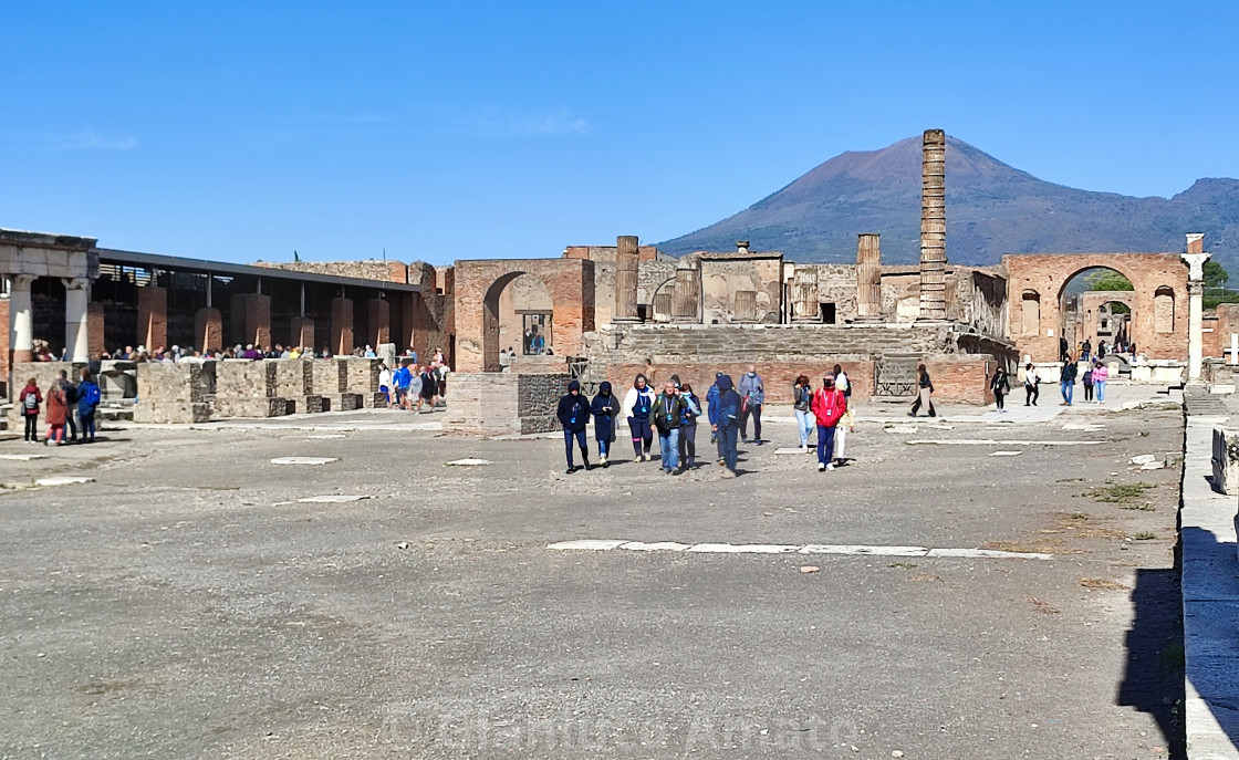 "Pompei - Turisti nella piazza del Foro" stock image