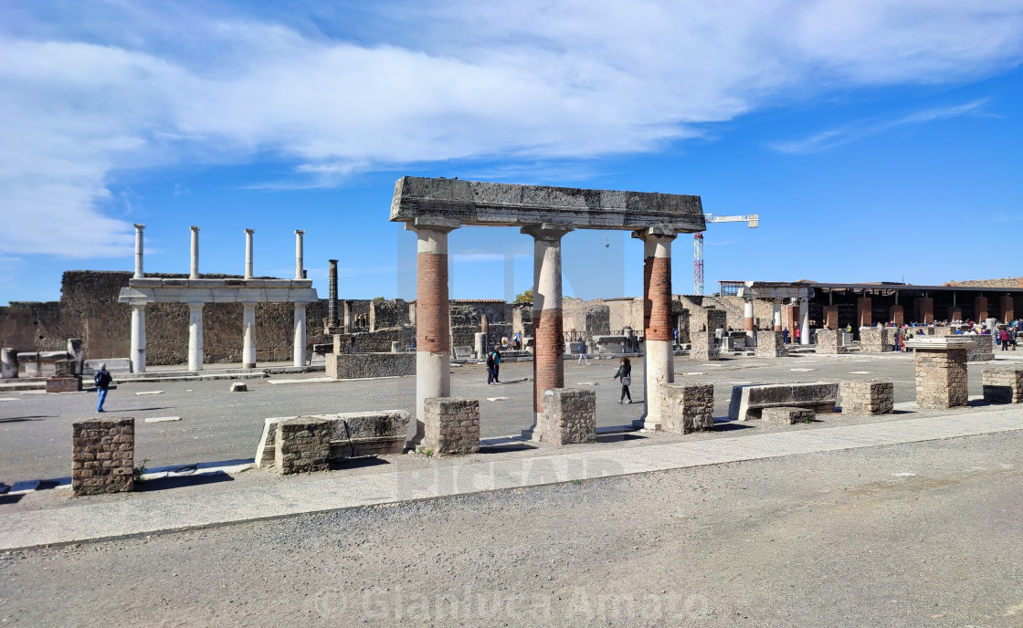 "Pompei - Resti di colonne nella piazza del Foro" stock image