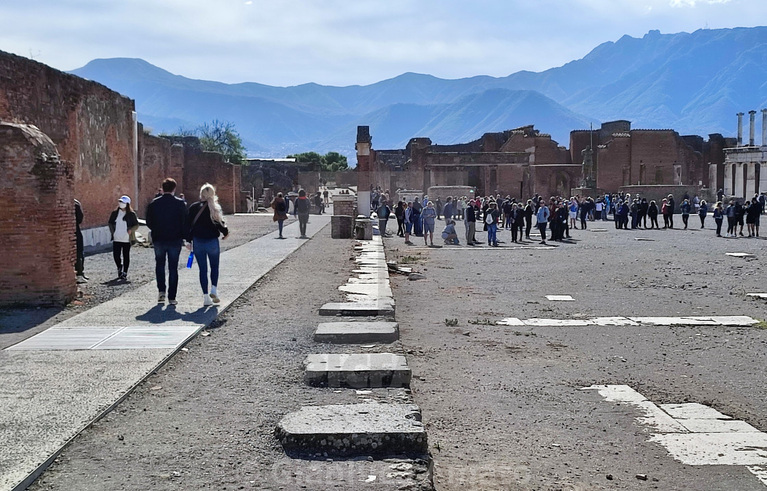 "Pompei - Turisti nella piazza del Foro Civile" stock image