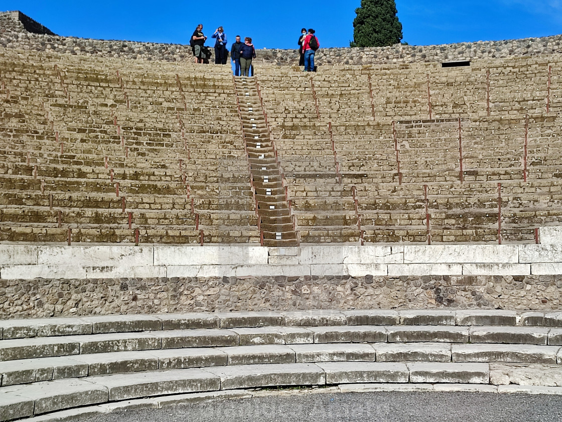 "Pompei - Turisti sulle gradinate di Teatro Grande" stock image