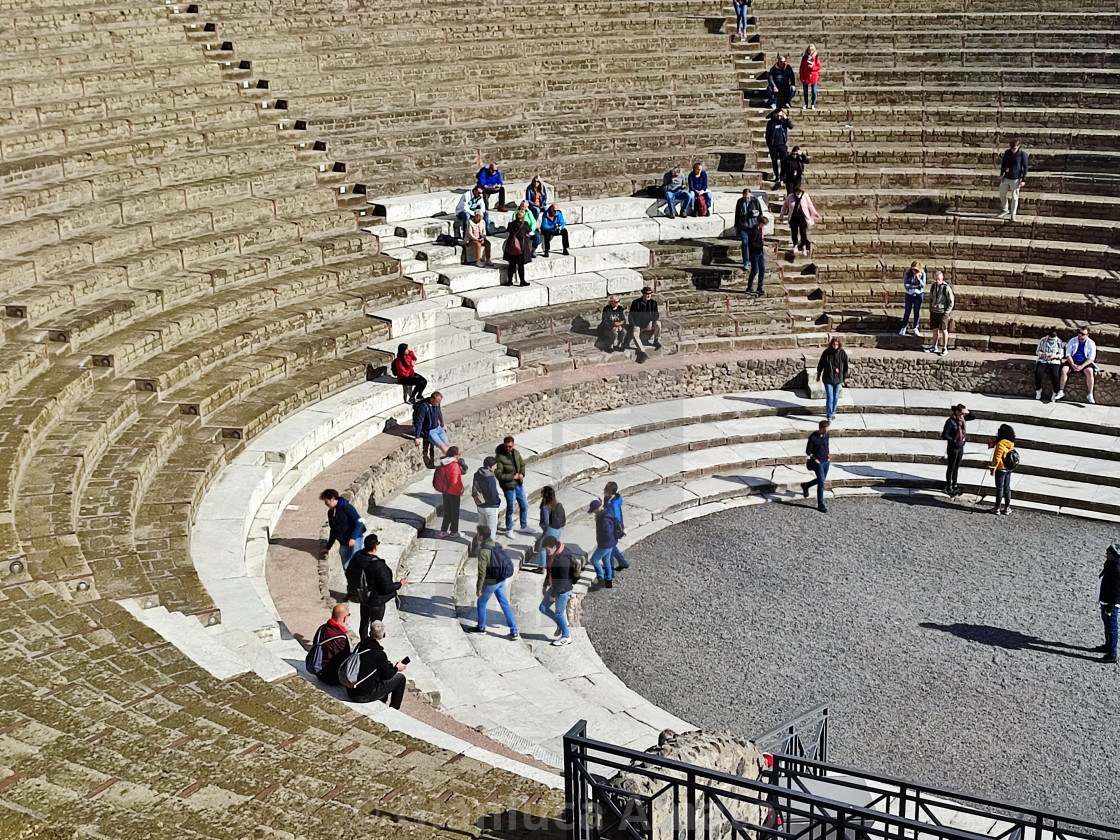 "Pompei - Turisti sulle gradinate del Teatro Grande" stock image