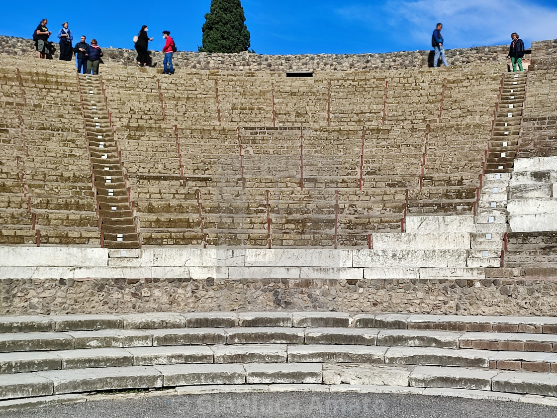 "Pompei - Turisti sulle gradinate del Teatro Grande dalla platea" stock image