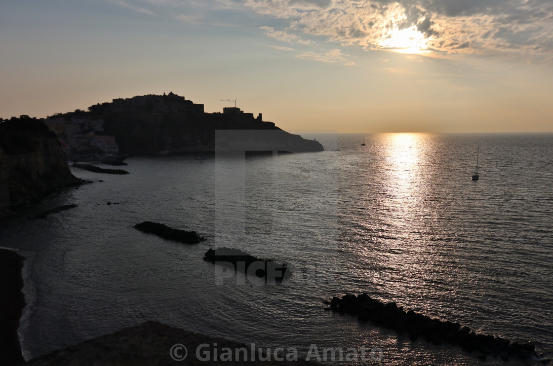 "Procida – Baia di Corricella dalla terrazza panoramica di Villa Eldorado in controluce" stock image