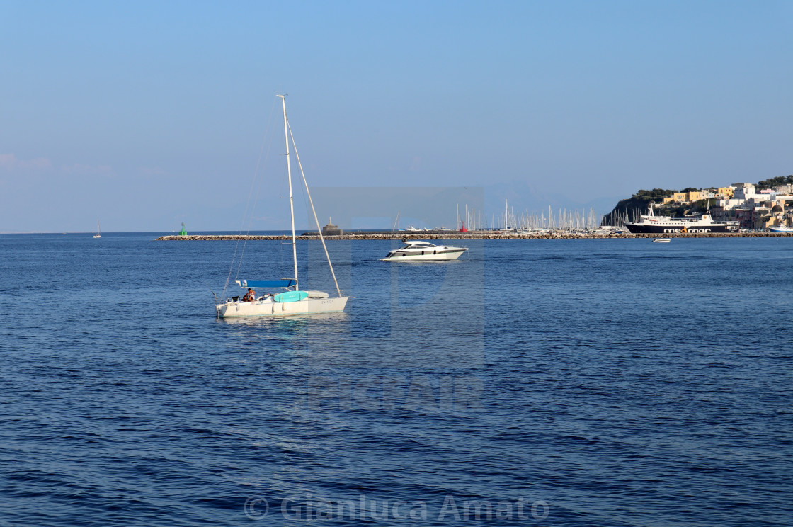 "Procida – Barche nella Baia di Sirulenza da Punta del Pioppeto" stock image