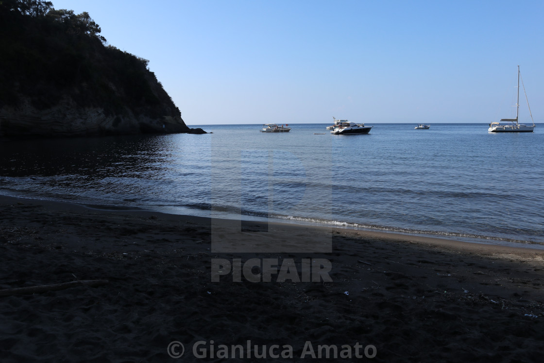 "Procida – Barche a Cala del Pozzo Vecchio dalla Spiaggia del Postino" stock image