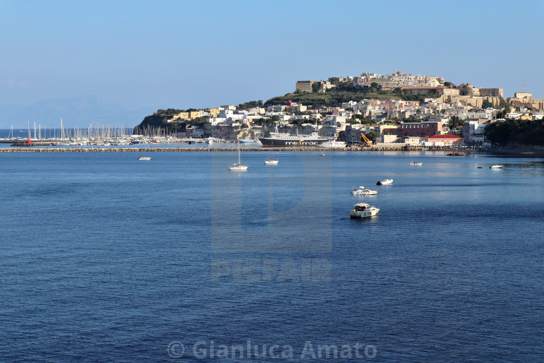 "Procida – Panorama del porto dal Faro di Punta del Pioppeto" stock image