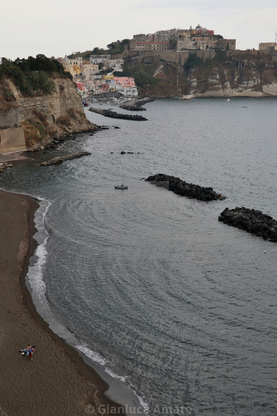 "Procida – Spiaggia della Chiaia a Baia della Corricella dall'alto" stock image