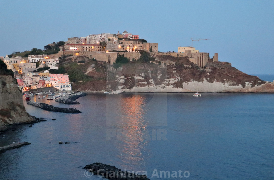 "Procida – Terra Murata dalla terrazza panoramica di Villa Eldorado dopo il tramonto" stock image