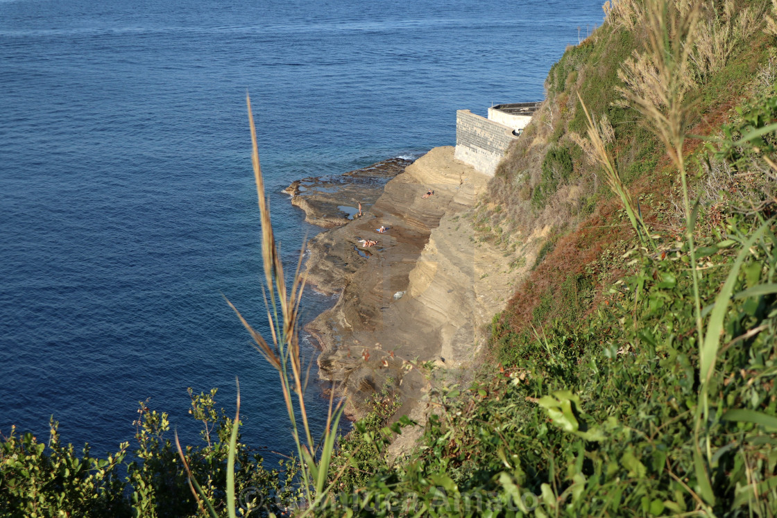 "Procida – Turisti sulle Rocce del Faro da Via del Faro" stock image