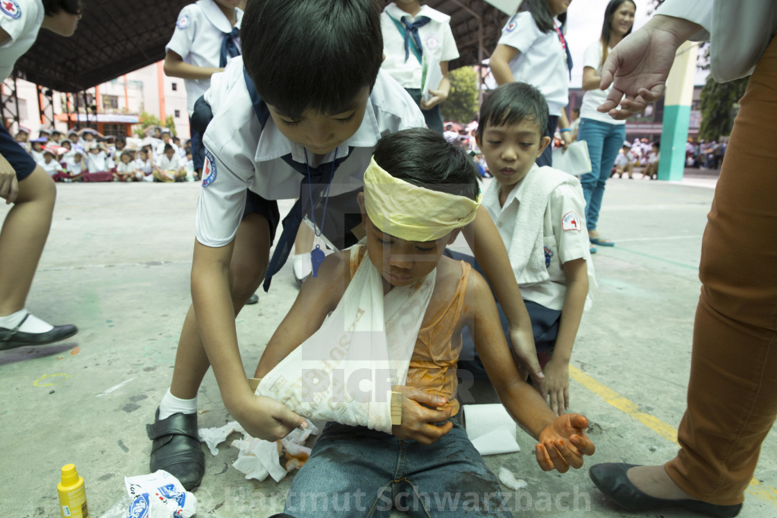 "Earth Quake Shake Drill - Erdbebenübung an einer Grundschule" stock image