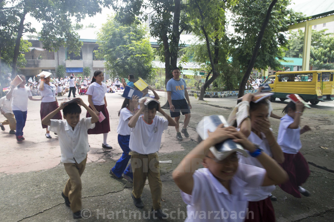 "Earth Quake Shake Drill - Erdbebenübung an einer Grundschule" stock image