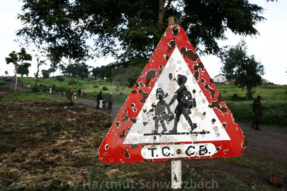 "Zerschossenes Verkehrsschild im Bürgerkrieg" stock image