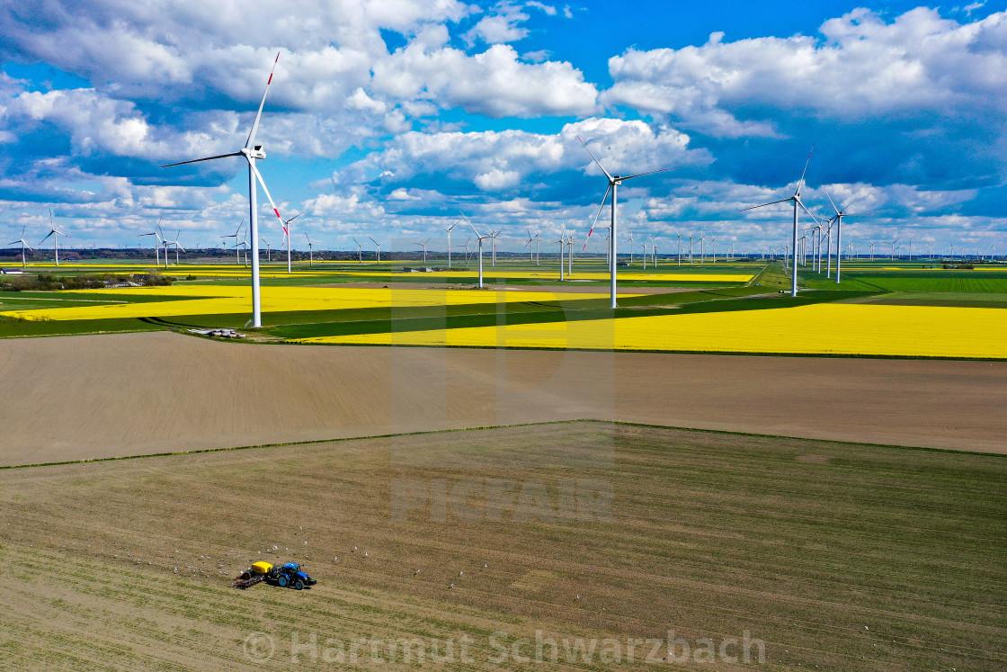 "Aussaat von Getreide-Drohnenaufnahme Soenke-Nissen-Koo" stock image