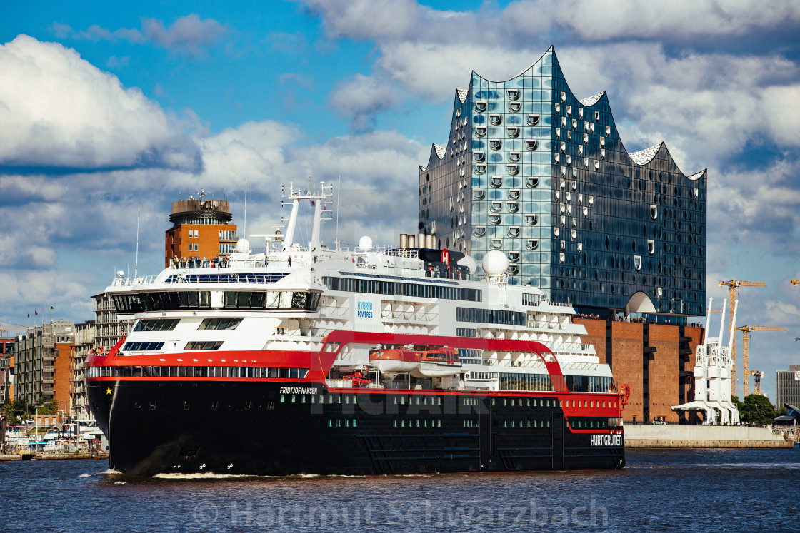 "MS Fridtjof Nansen vor der Elbphilharmonie auf der Elbe" stock image