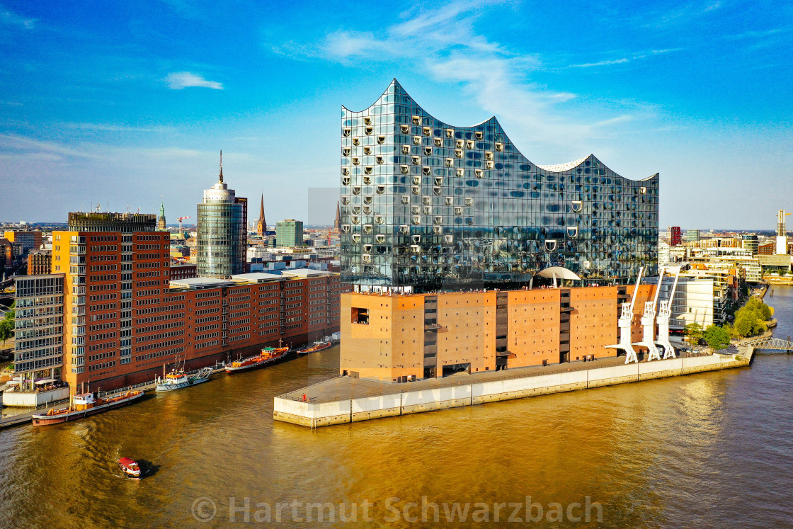 "Elbphilharmonie und Skyline von Hamburg an der Elbe" stock image