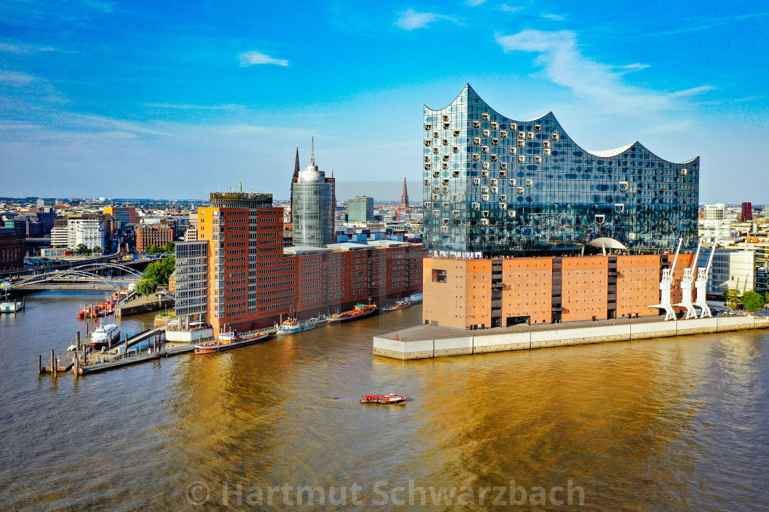 "Elbphilharmonie und Skyline von Hamburg an der Elbe" stock image