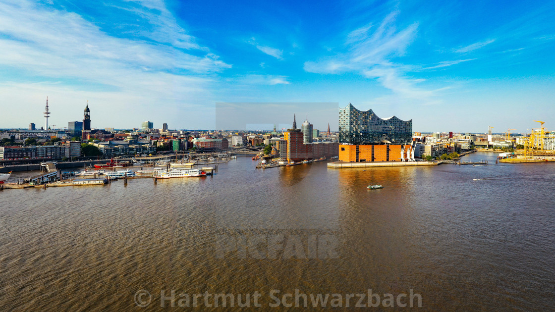 "Elbphilharmonie und Skyline von Hamburg an der Elbe" stock image