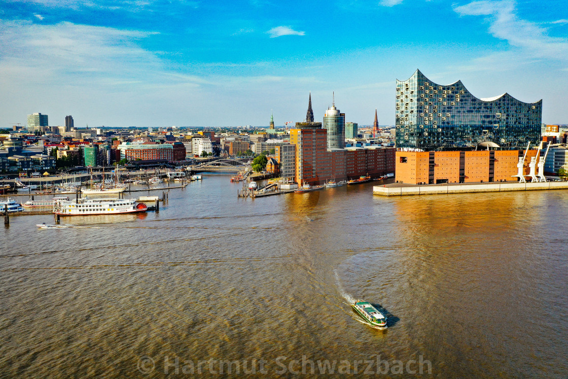 "Elbphilharmonie und Skyline von Hamburg an der Elbe" stock image