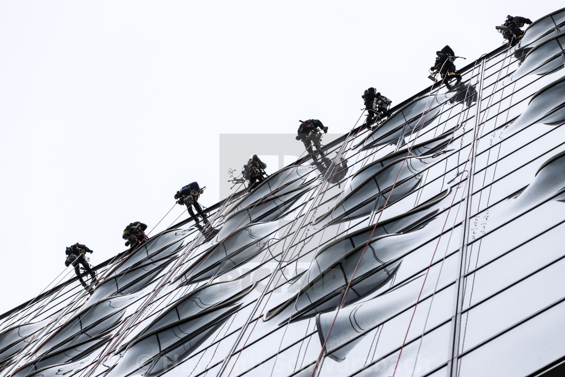 "Fensterreinigung der Elbphilharmonie durch Industriekletterer" stock image