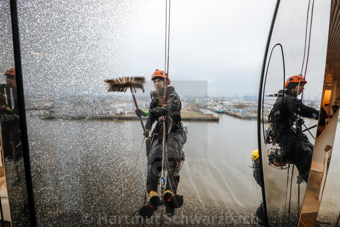 "Fensterreinigung der Elbphilharmonie durch Industriekletterer" stock image