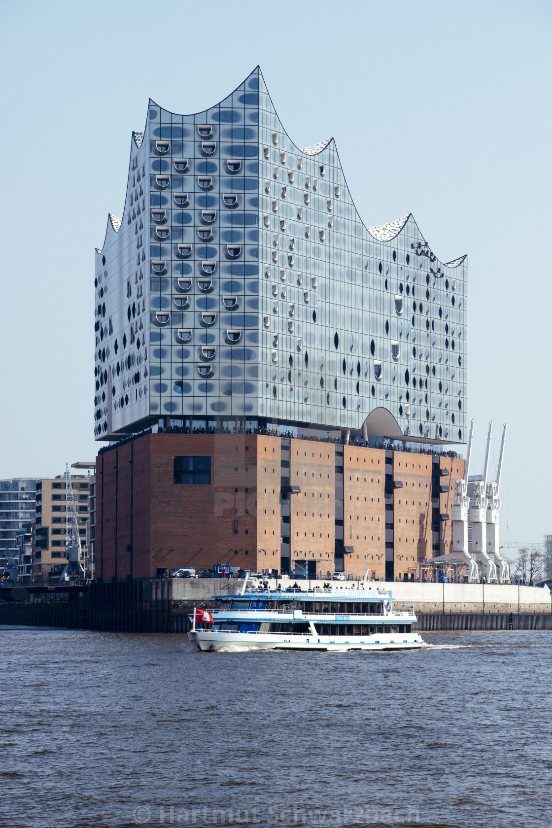 "Elbphilharmonie im Hamburger Hafen an der Elbe" stock image