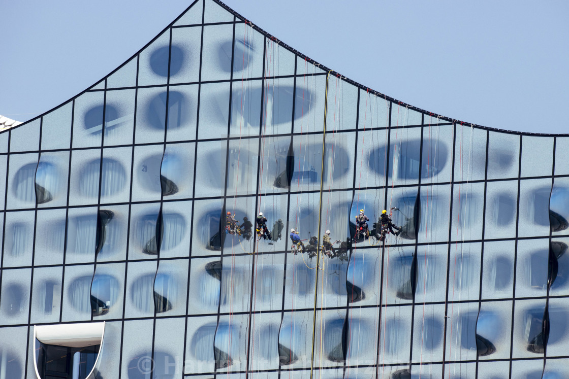 "Fensterreinigung der Elbphilharmonie durch Industriekletterer" stock image