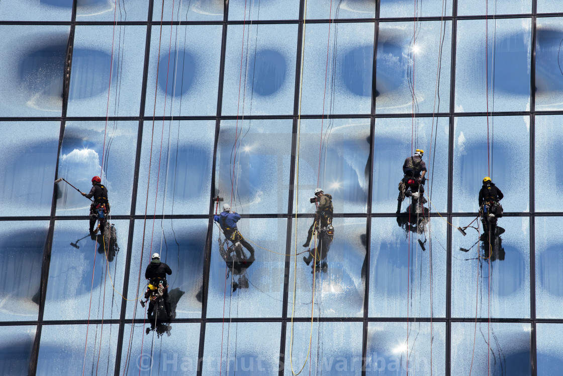 "Fensterreinigung der Elbphilharmonie durch Industriekletterer" stock image