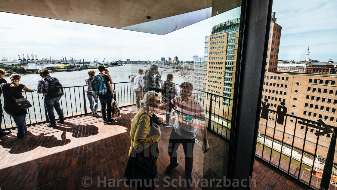 "Elbphilharmonie und Skyline von Hamburg an der Elbe" stock image