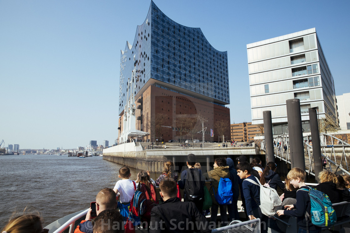 "Elbphilharmonie und Skyline von Hamburg an der Elbe" stock image