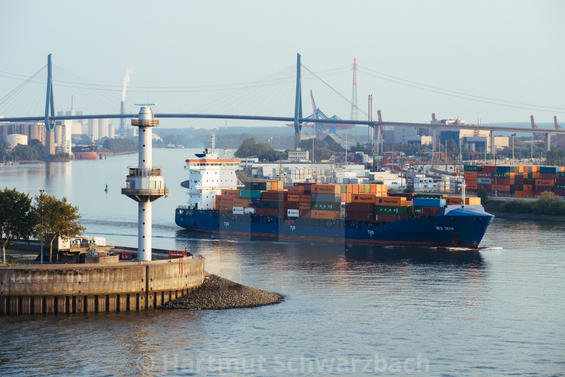 "Containerschiff Wes Gesa auf der Elbe im Hafen Hamburg" stock image