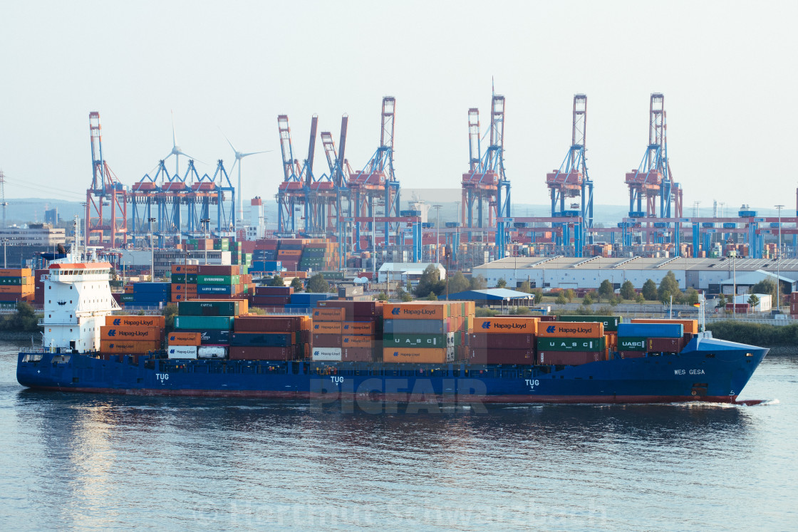 "Containerschiff Wes Gesa auf der Elbe im Hafen Hamburg" stock image