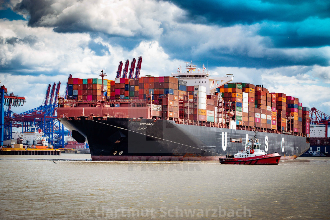 "Containerschiff Umm Qarn beim Festmachen am Terminal Burchardkai" stock image