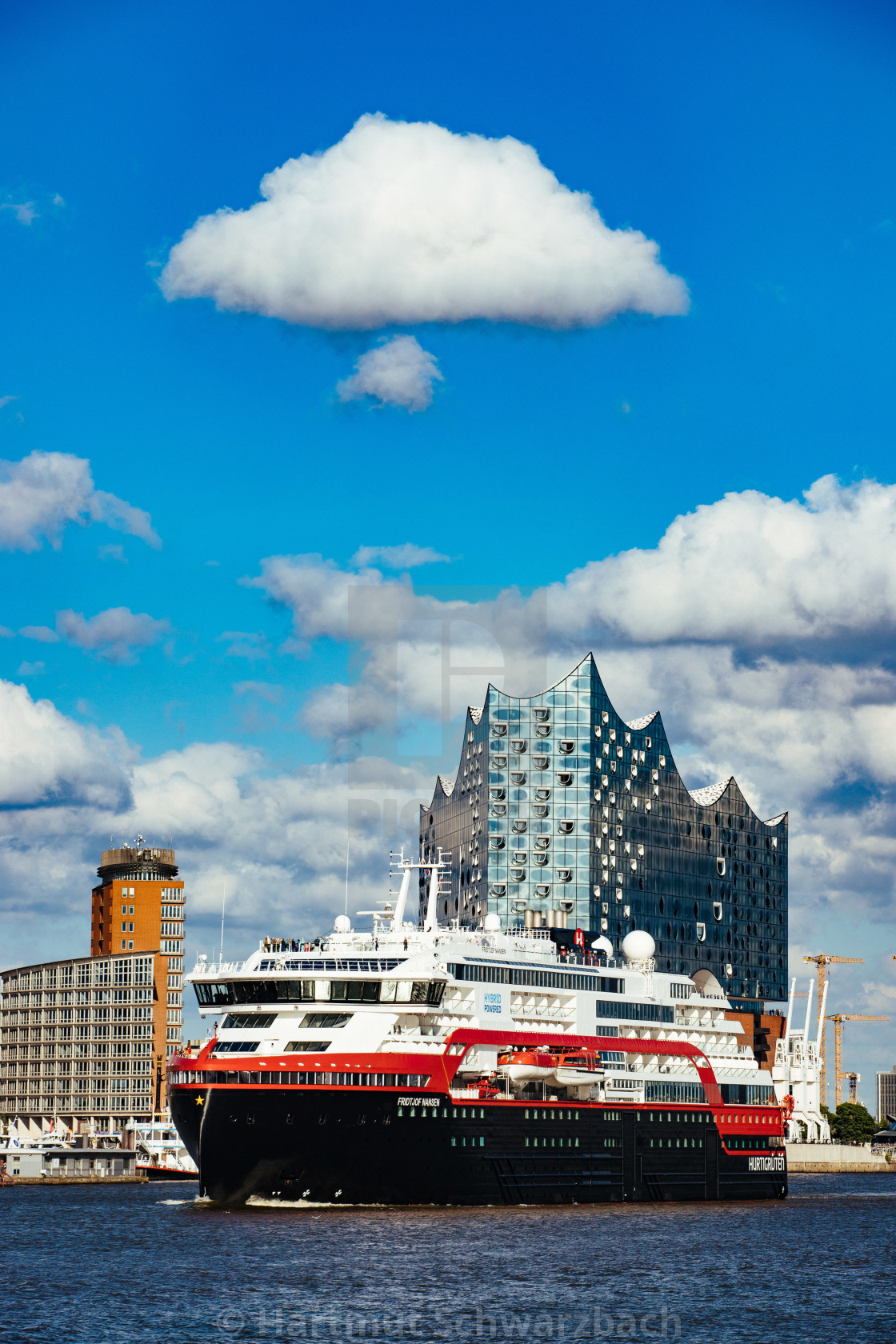 "MS Fridtjof Nansen vor der Elbphilharmonie auf der Elbe" stock image