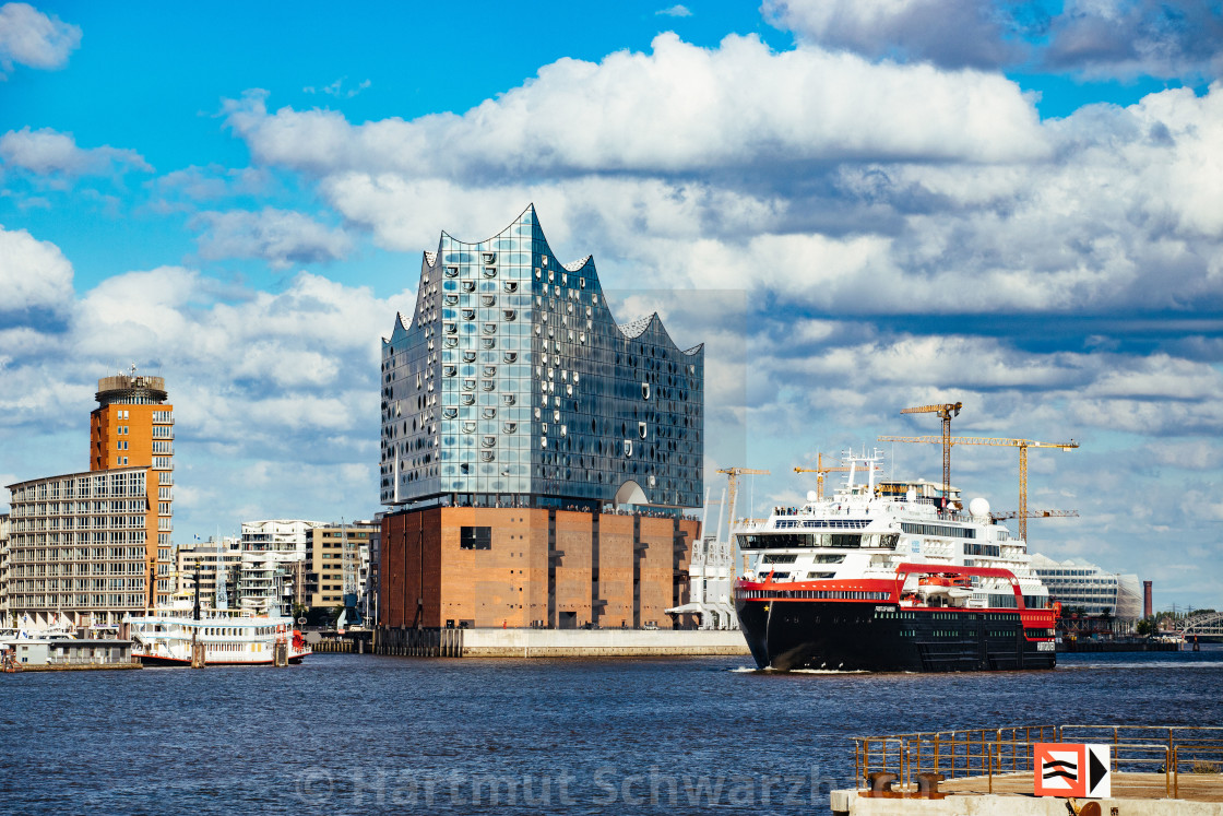 "MS Fridtjof Nansen vor der Elbphilharmonie auf der Elbe" stock image