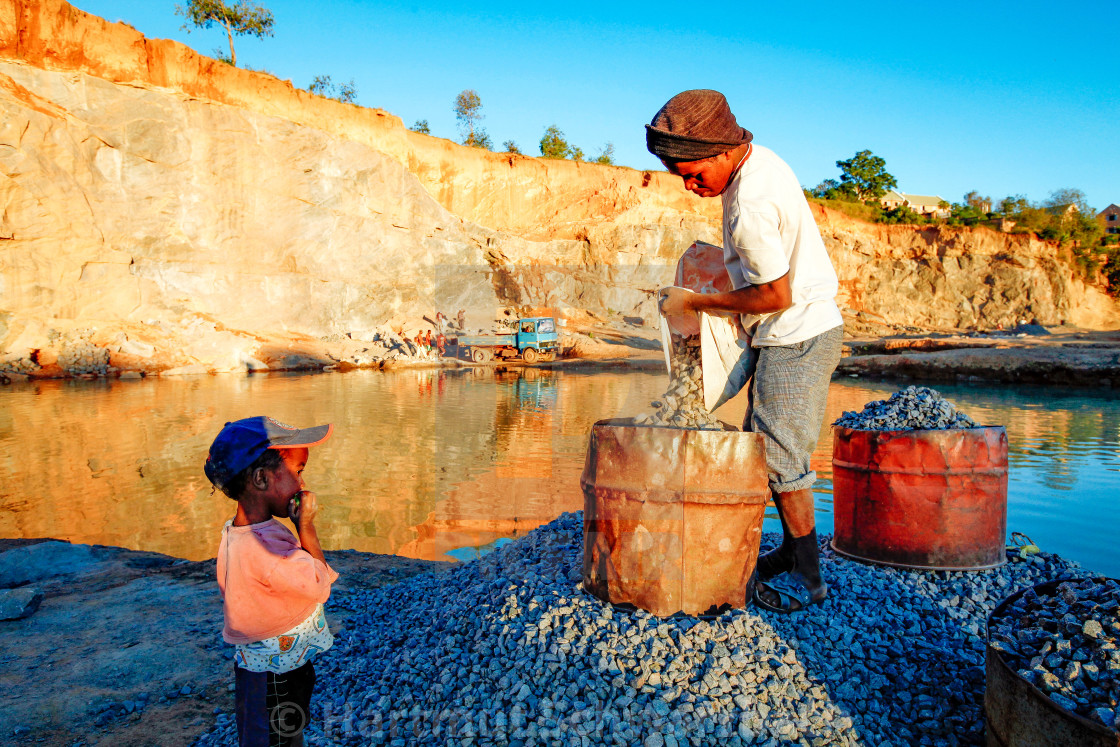 "Schufterei im Steinbruch - Backbreaking work in the quarry" stock image