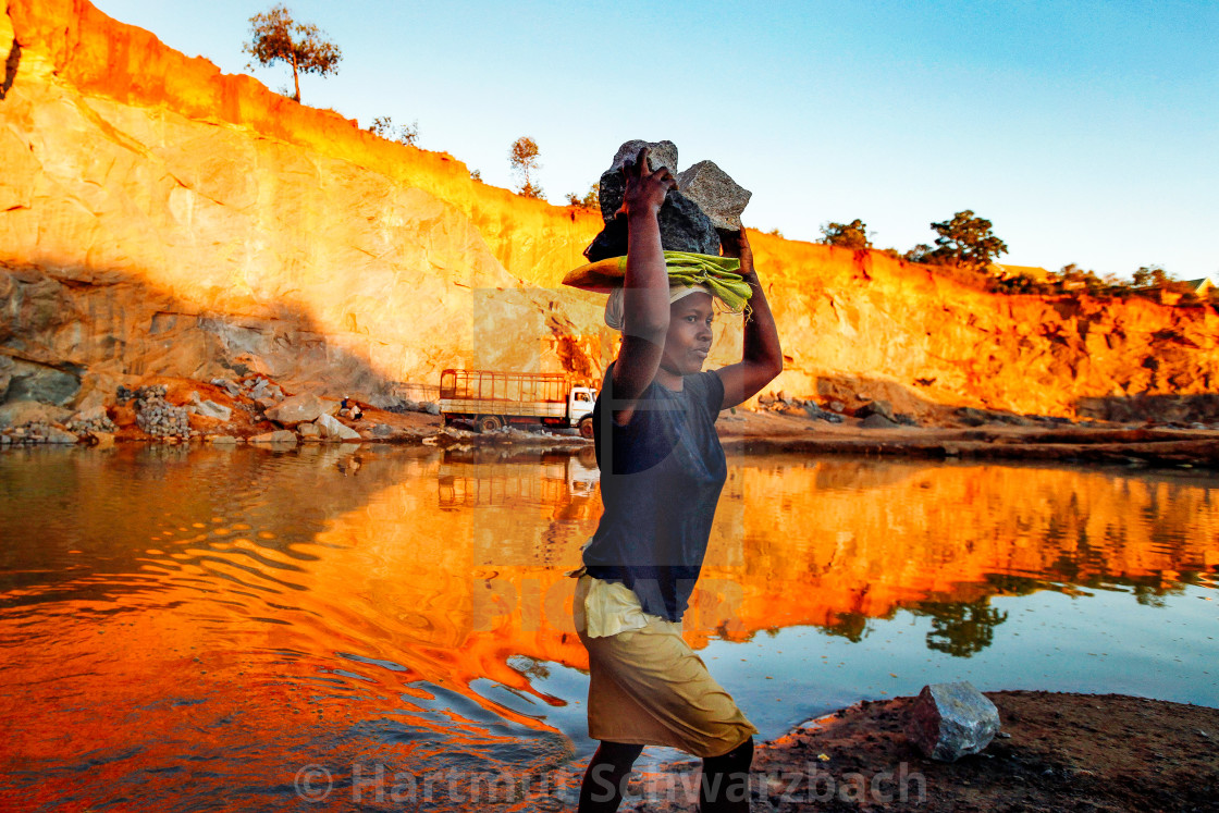 "Schufterei im Steinbruch - Backbreaking work in the quarry" stock image