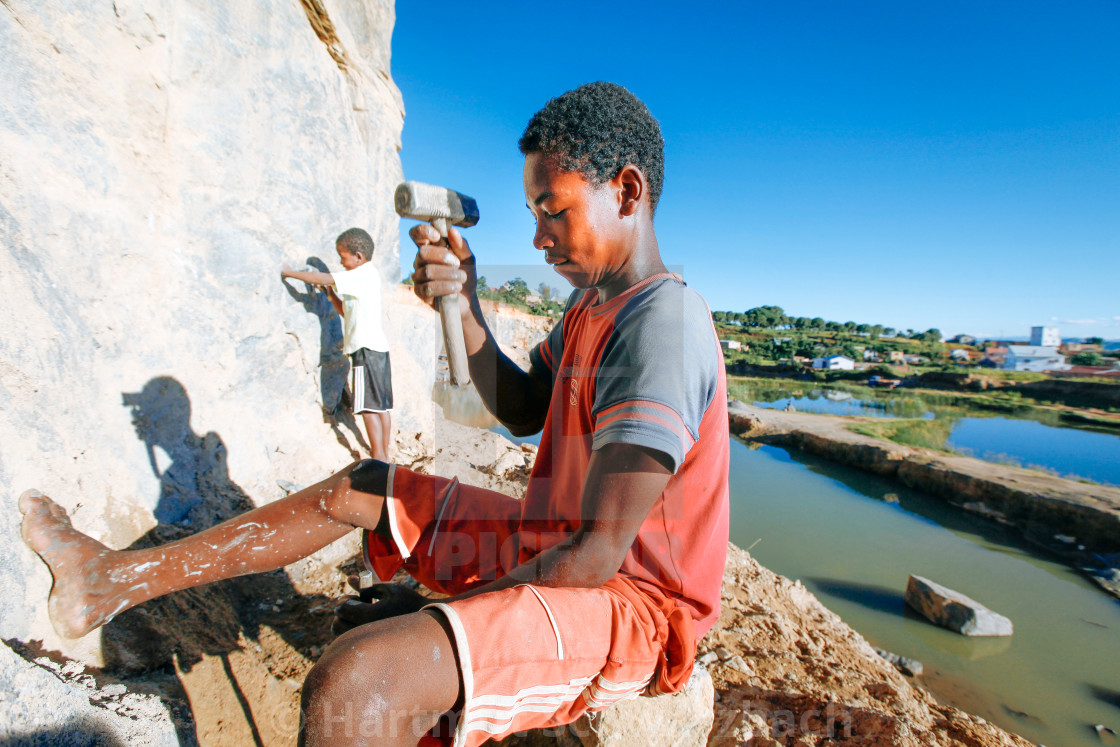 "Schufterei im Steinbruch - Backbreaking work in the quarry" stock image