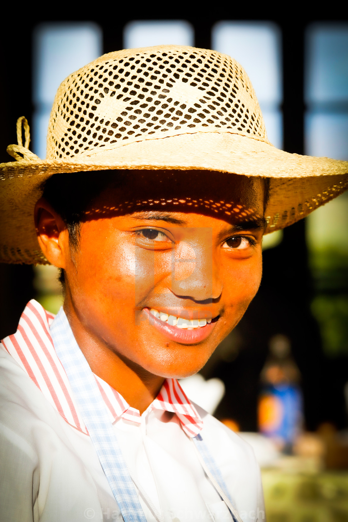 "MDG, Madagaskar , Ambatondrazaka , Portrait einer Ordensschwester mit Hut nah der Kathedrale Sainte Trinité | MDG, Madagascar, | [(c) Hartmut Schwarzbach/argus, Veroeffentlichung nur gegen Honorar und Urhebervermerk, Belegexemplar an H.Schwarzbach/arg" stock image