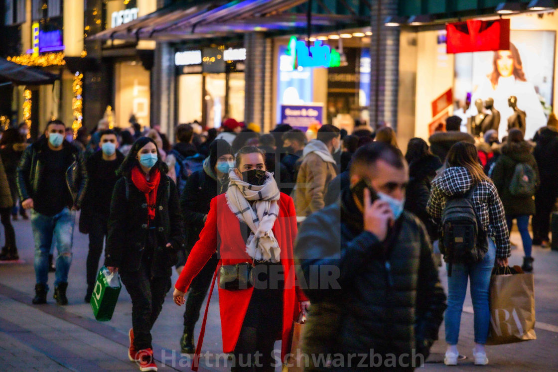 "Advents-Shopping mit Maske" stock image