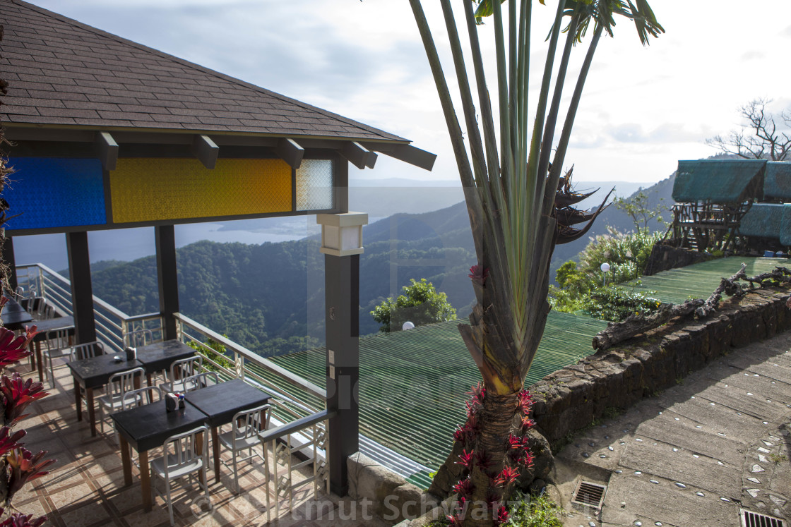 "Restaurant mit Blick auf den Taal Vulkan und See" stock image