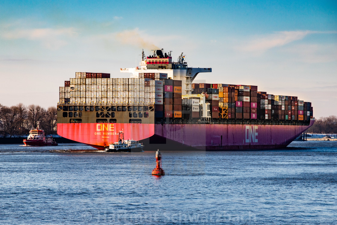 "Containerschiff One Humber auf der Elbe" stock image