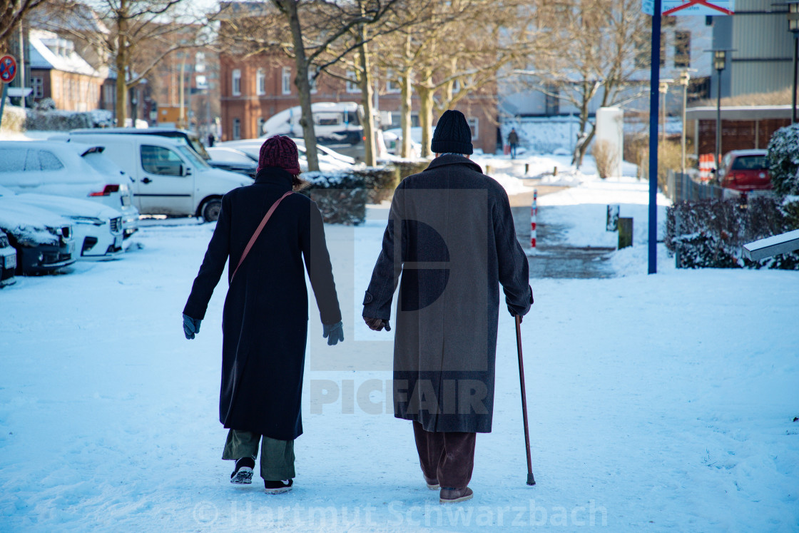 "Rentner beim Spaziergang im Schnee" stock image