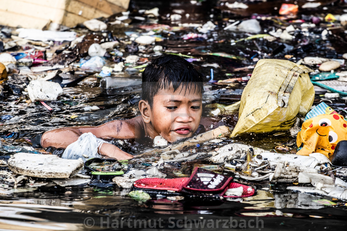 "Reportage Im Meer aus Müll" stock image