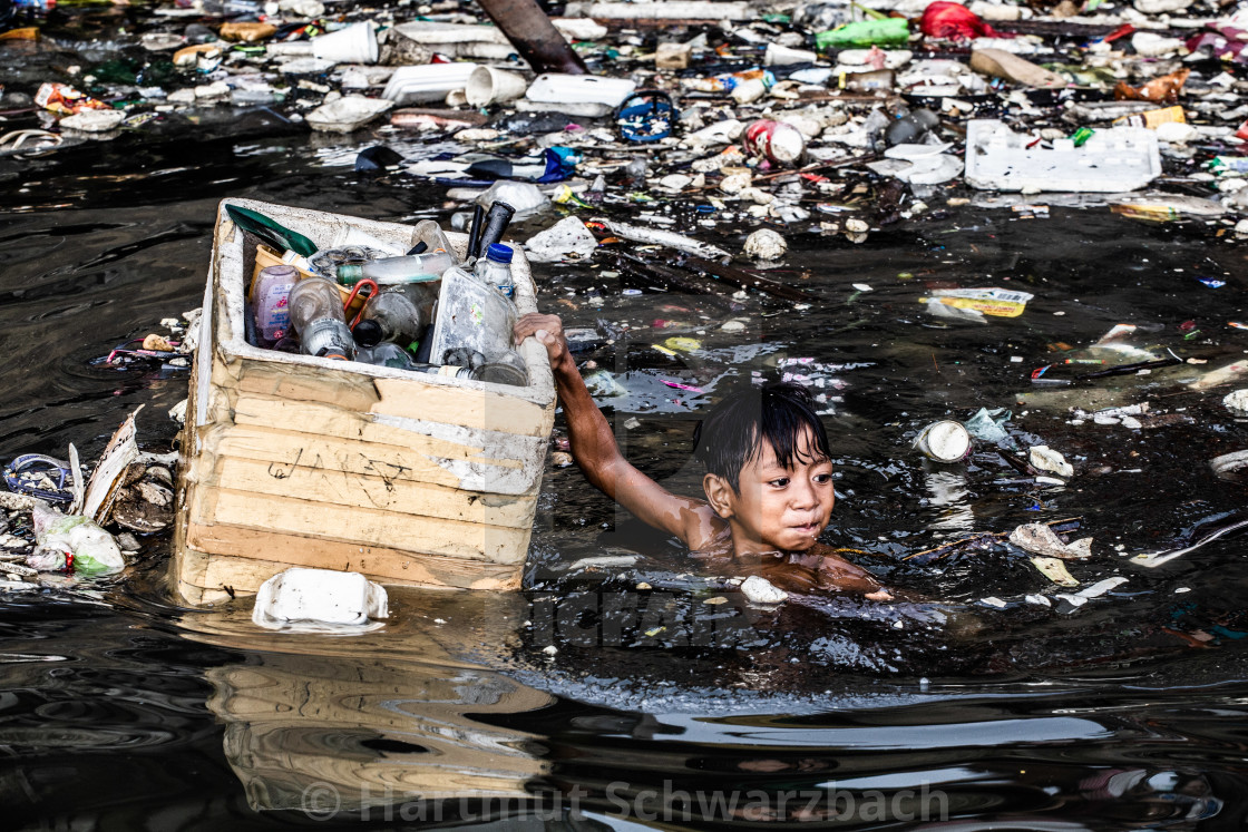 "Reportage Im Meer aus Müll" stock image