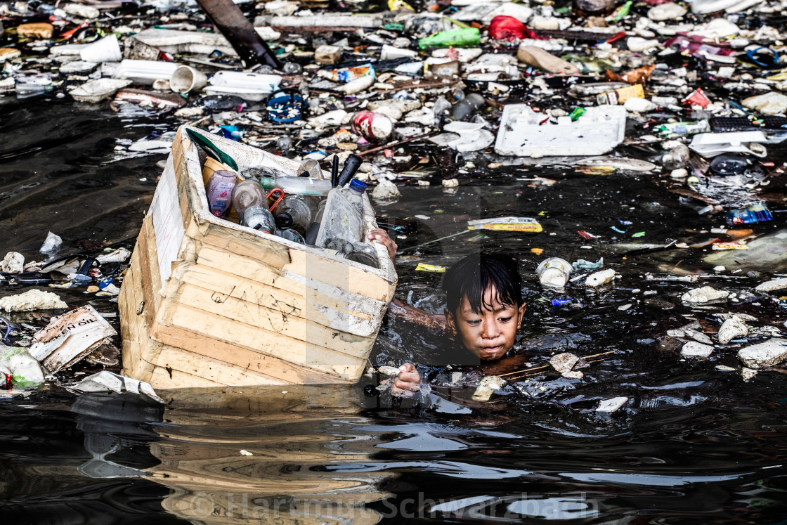 "Reportage Im Meer aus Müll" stock image